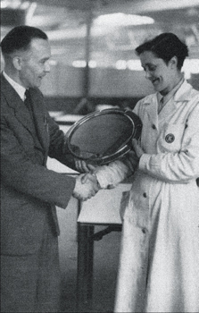 Emil&eacute; Mangeolles presents the Hnery Scott plate to a successful student